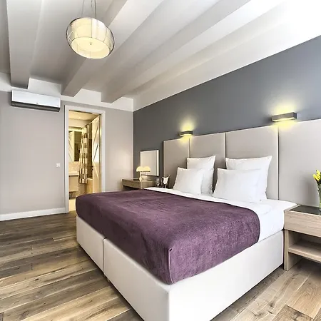 Exclusive Krocinova * Prague